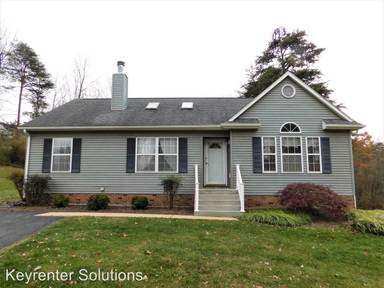 Main picture of 16 Singing Pines Ln