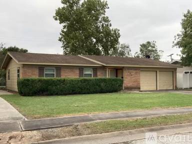 Main picture of 703 Gardenia Ln