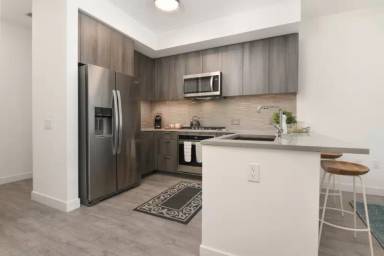 Main picture of 850 W Madison St
