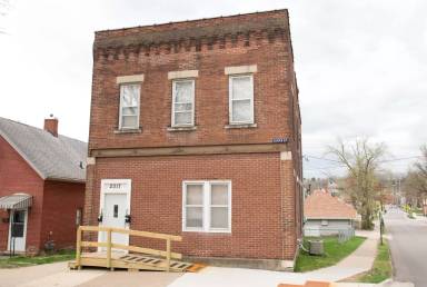 Main picture of 2317 Queen St