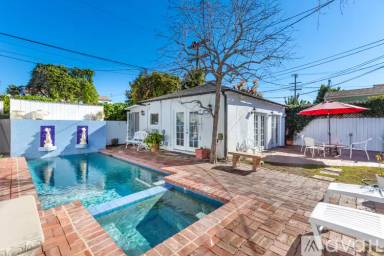 Main picture of 2542 Barry Ave