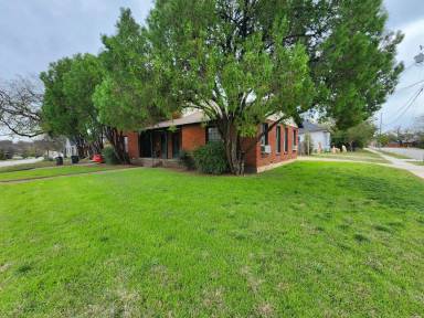 Main picture of 3700 Meadowbrook Dr