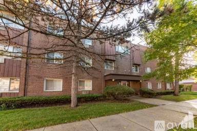 Main picture of 3201 W Balmoral Ave