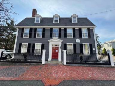 Main picture of 393 Essex St