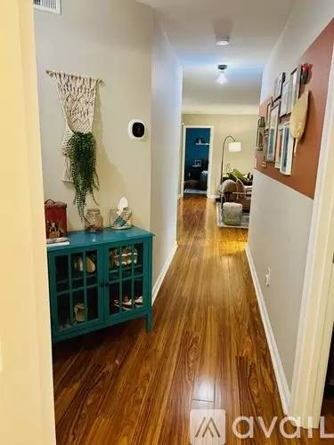 Main picture of 412 McGill Pl NE