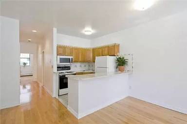 Main picture of 647 W 42nd St