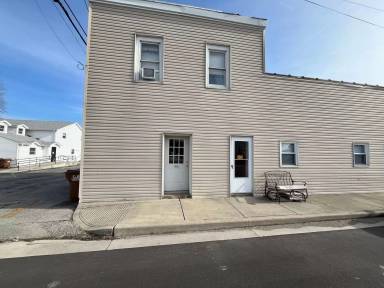 Main picture of 103 S 3rd St