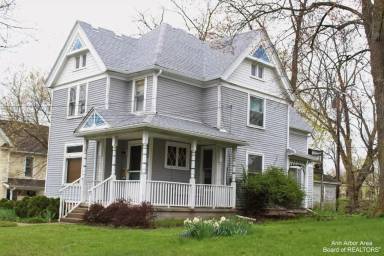 Main picture of 202 W Henry St
