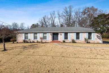 Main picture of 220 Bartonwood Dr