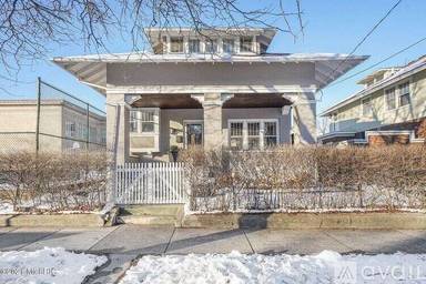 Main picture of 127 Trowbridge St NE