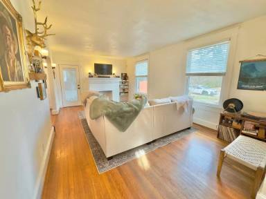 Main picture of 16 Dahlgren Ave