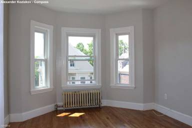 Main picture of 61 Wenham St