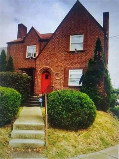 Main picture of 804 Kanawha Blvd W