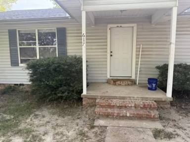 Main picture of 617 NE Stallings Dr