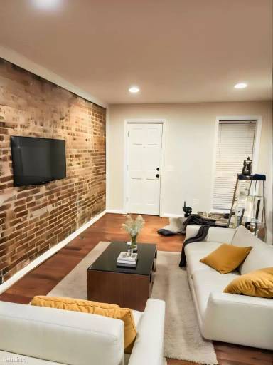 Main picture of 230 N Port St