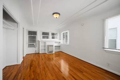 Main picture of 806 1/2 N Fuller Ave