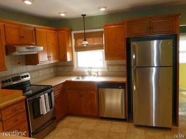 Main picture of 321 Phillips St