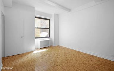 Main picture of 71 W 71st St