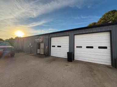 Main picture of 2903 Woodlawn Blvd