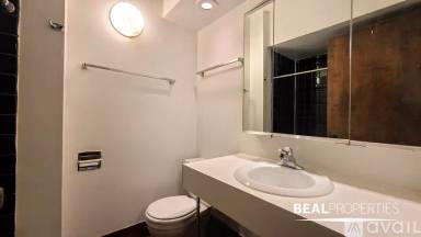 Main picture of 556 W Wellington Ave