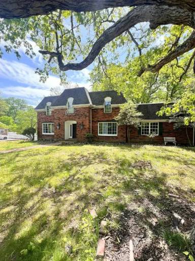 Main picture of 4 The Oaks Dr