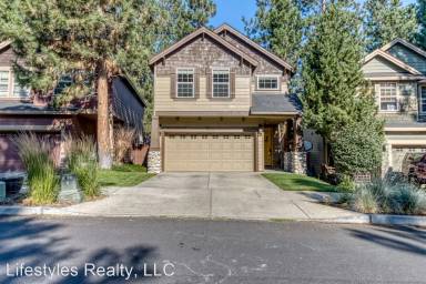 Main picture of 19458 Hollygrape St