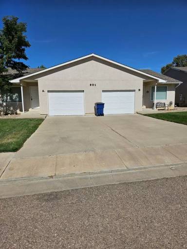 Main picture of 931 Village Cir