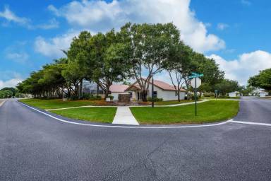 Main picture of 1975 Oak Berry Cir