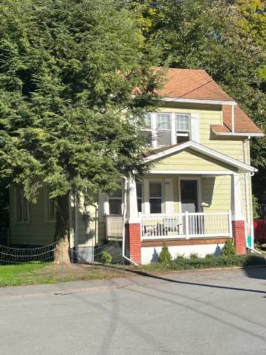 Main picture of 1747 East St