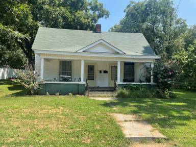 Main picture of 221 N College St