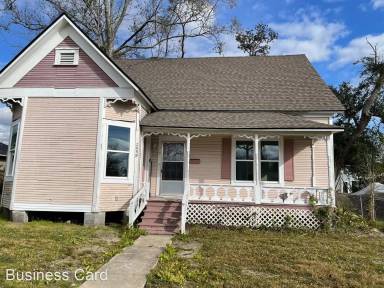 Main picture of 208 Coffee St