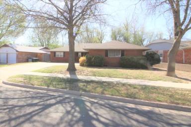 Main picture of 2600 N Warren Ave