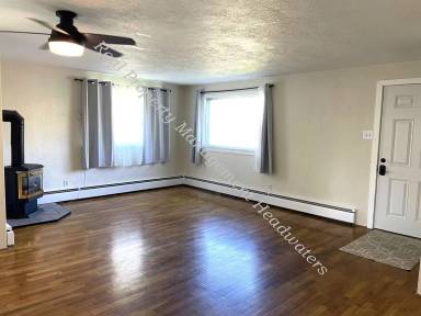 Main picture of 915 Logan St