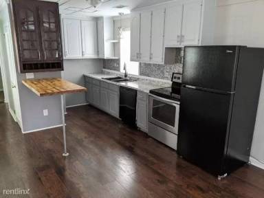 Main picture of 395 Oak St