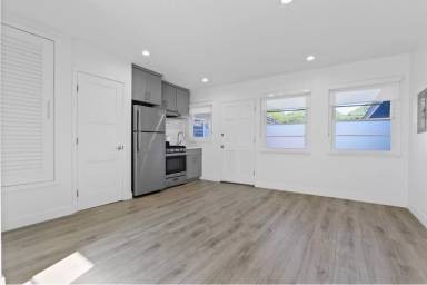 Main picture of Shoreland Plaza