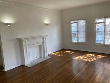 Main picture of 905 S Kenmore Ave
