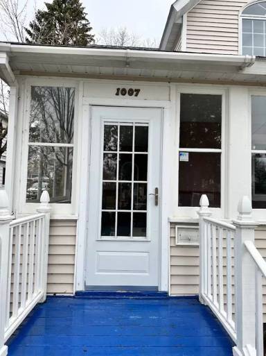 Main picture of 1013 Dewey Ave NE