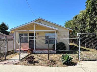 Main picture of 1661 Ocean St