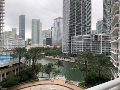 Main picture of Carbonell Brickell