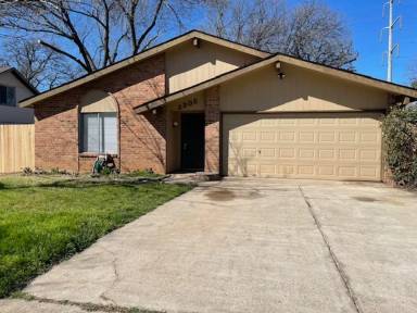 Main picture of 3205 Red Oak Ln