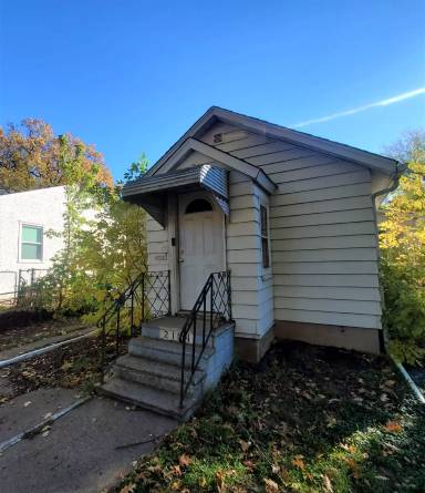 Main picture of 2104 Reaney Ave E