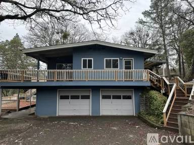 Main picture of 975 Applegate St