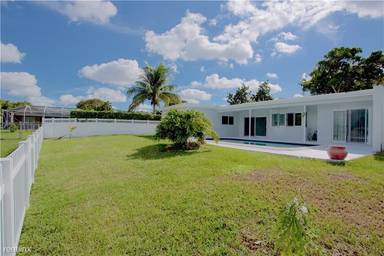 Main picture of 10605 NW 3rd St