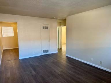 Main picture of 42 E 12th St