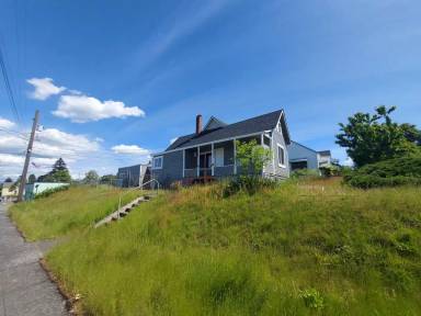Main picture of 702 E Division Ln