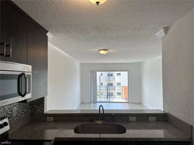 Main picture of 365 NE 125th St