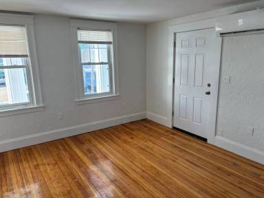 Main picture of 121 Main St