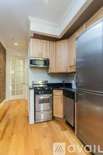 Main picture of 450 W 50th St