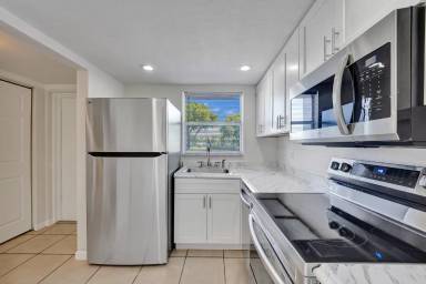 Main picture of 6600 Royal Palm Blvd