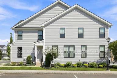 Main picture of 33 Clover Ln